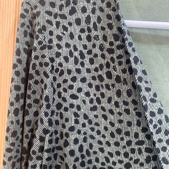 Lisa Rinna Collection Green Leopard Print Top - Picture 3 of 9